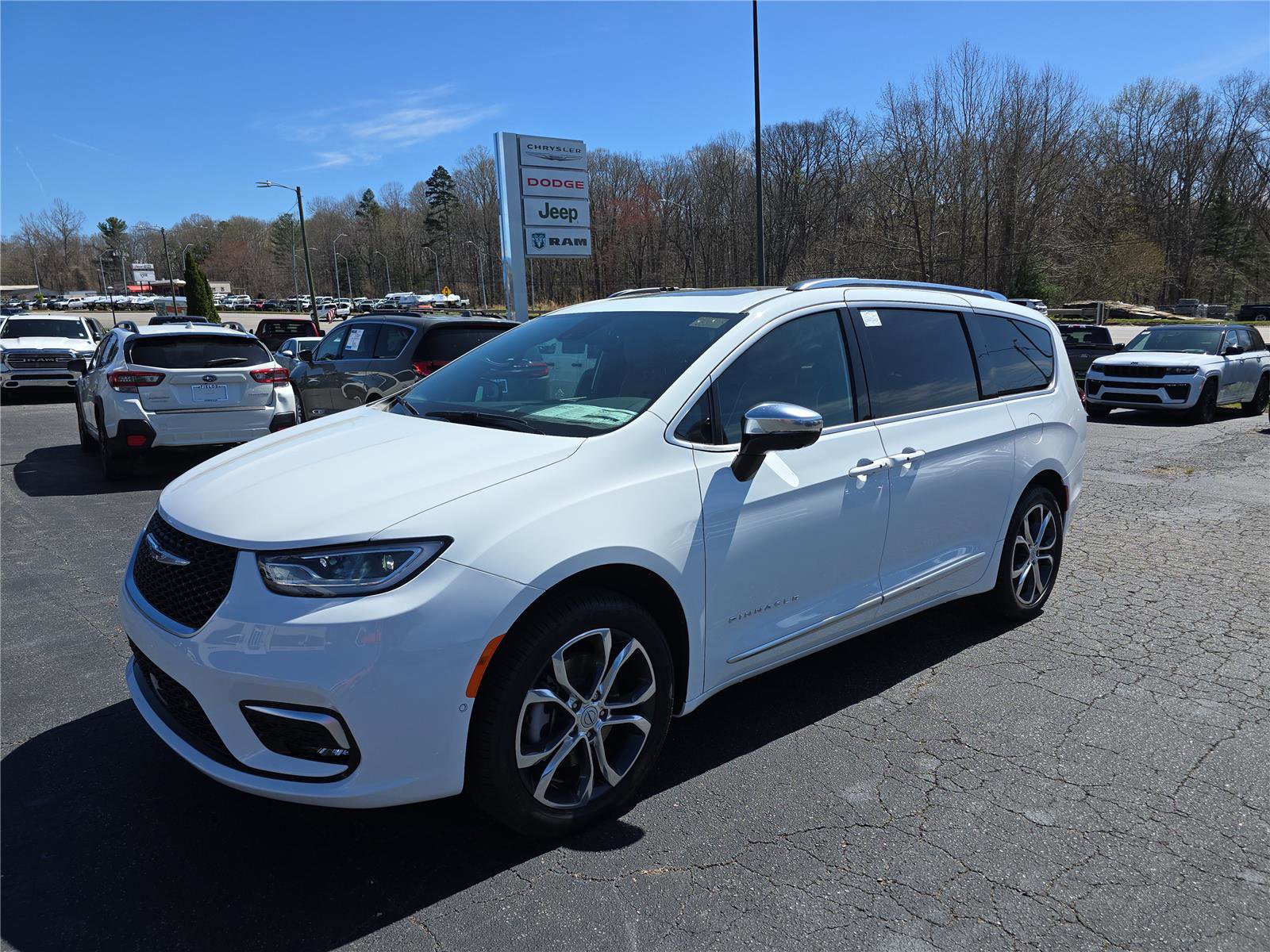 New 2026 Chrysler Pacifica Pinnacle w/ Trailer Tow Group AWD/4WD image 8