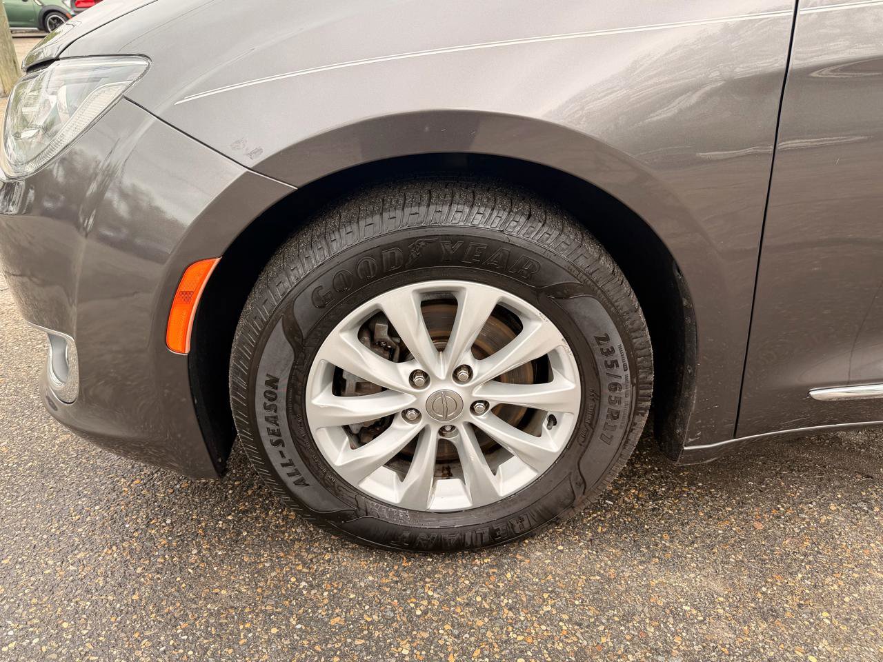 Used 2017 Chrysler Pacifica Touring-L FWD image 12