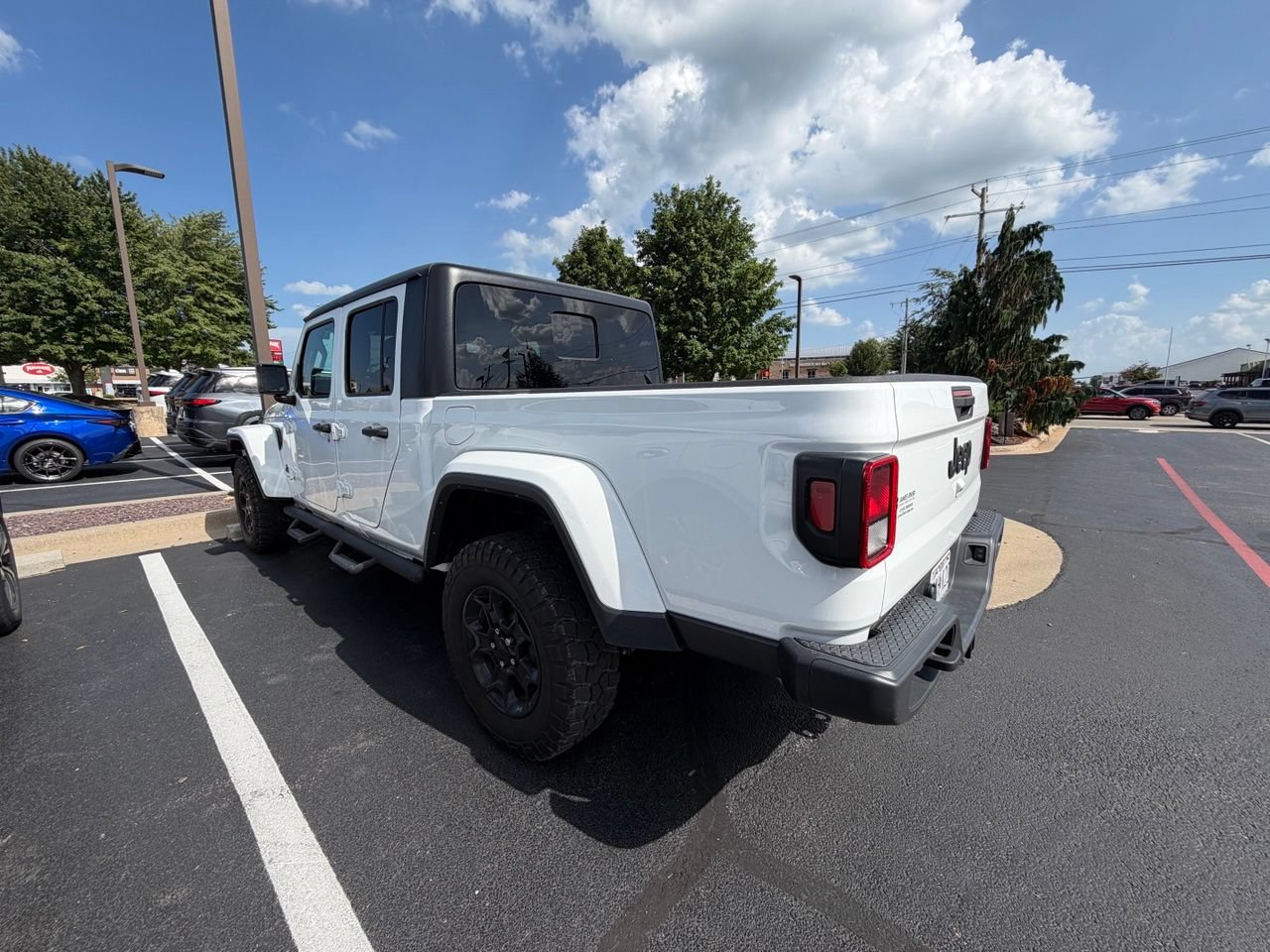 Used 2023 Jeep Gladiator Sport AWD/4WD image 6