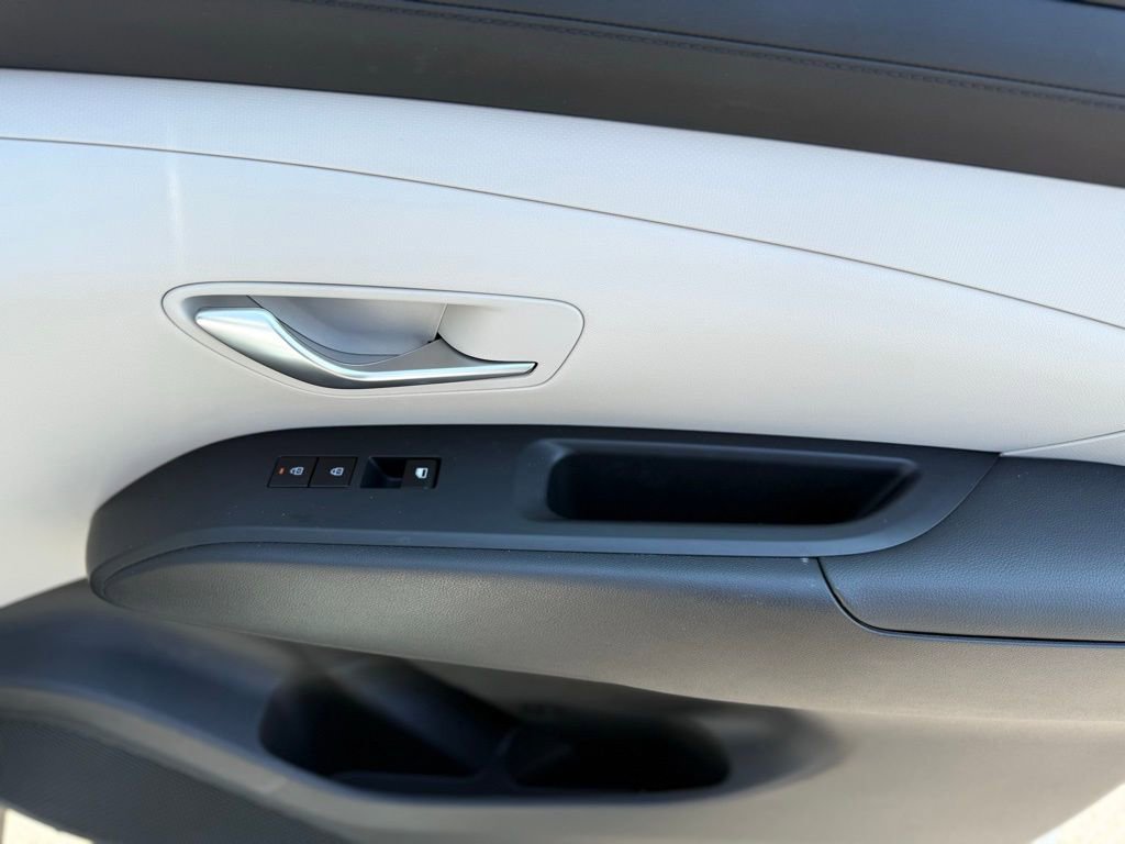 Used 2025 Hyundai Tucson SE image 16