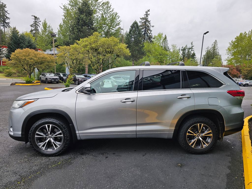 Used 2017 Toyota Highlander Plus AWD/4WD image 4