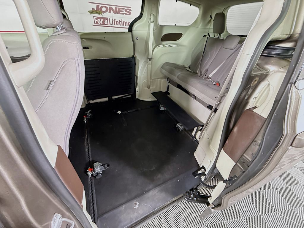 Used 2017 Chrysler Pacifica Touring Plus image 25