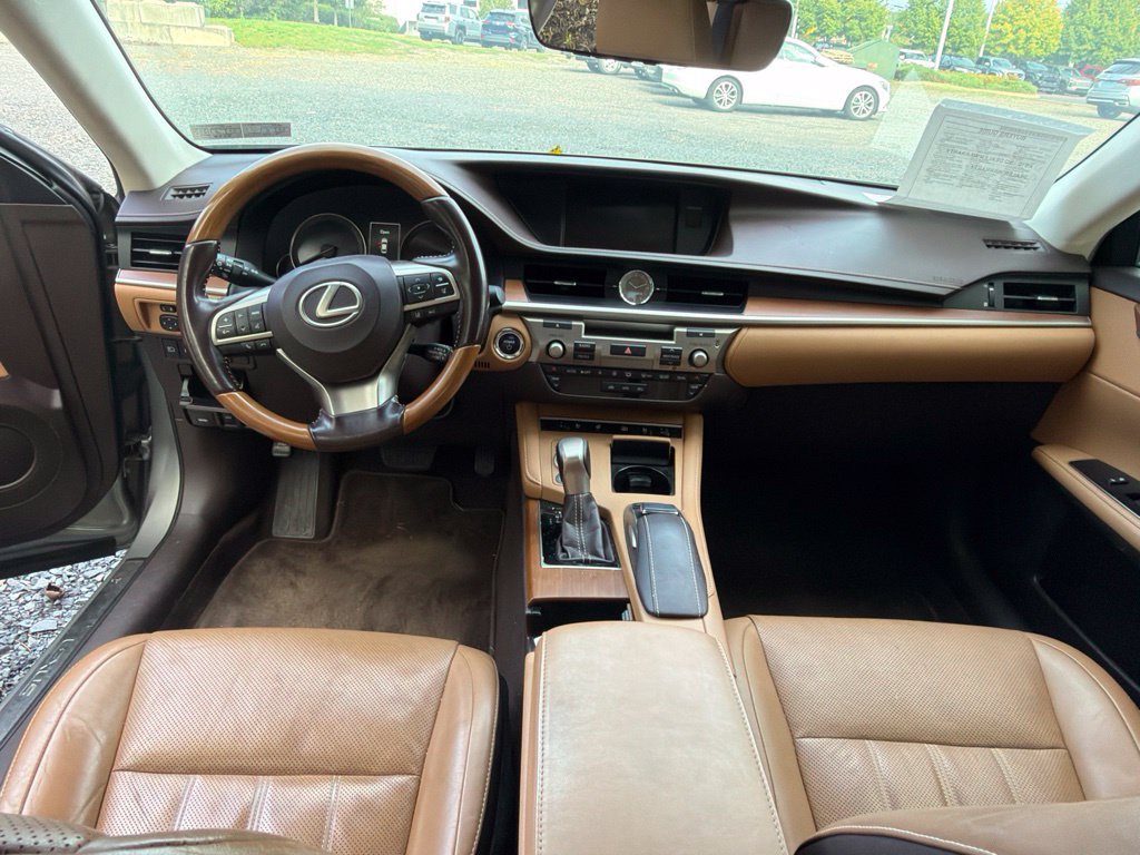 Used 2017 Lexus ES 300h w/ Luxury Package FWD image 8
