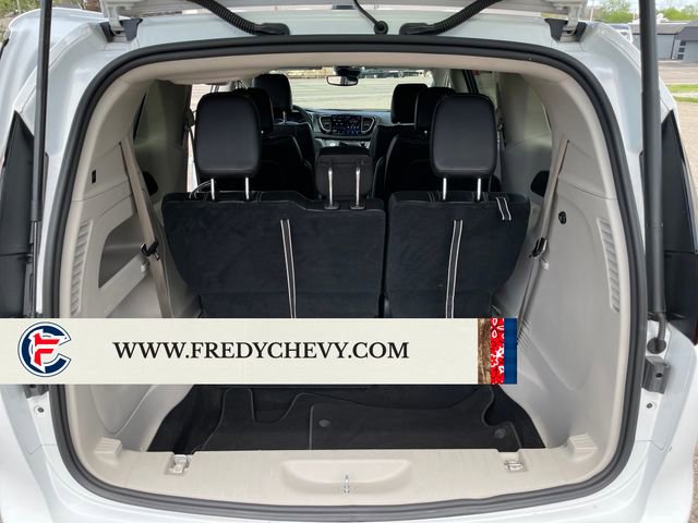 Used 2023 Chrysler Pacifica Touring-L FWD image 21