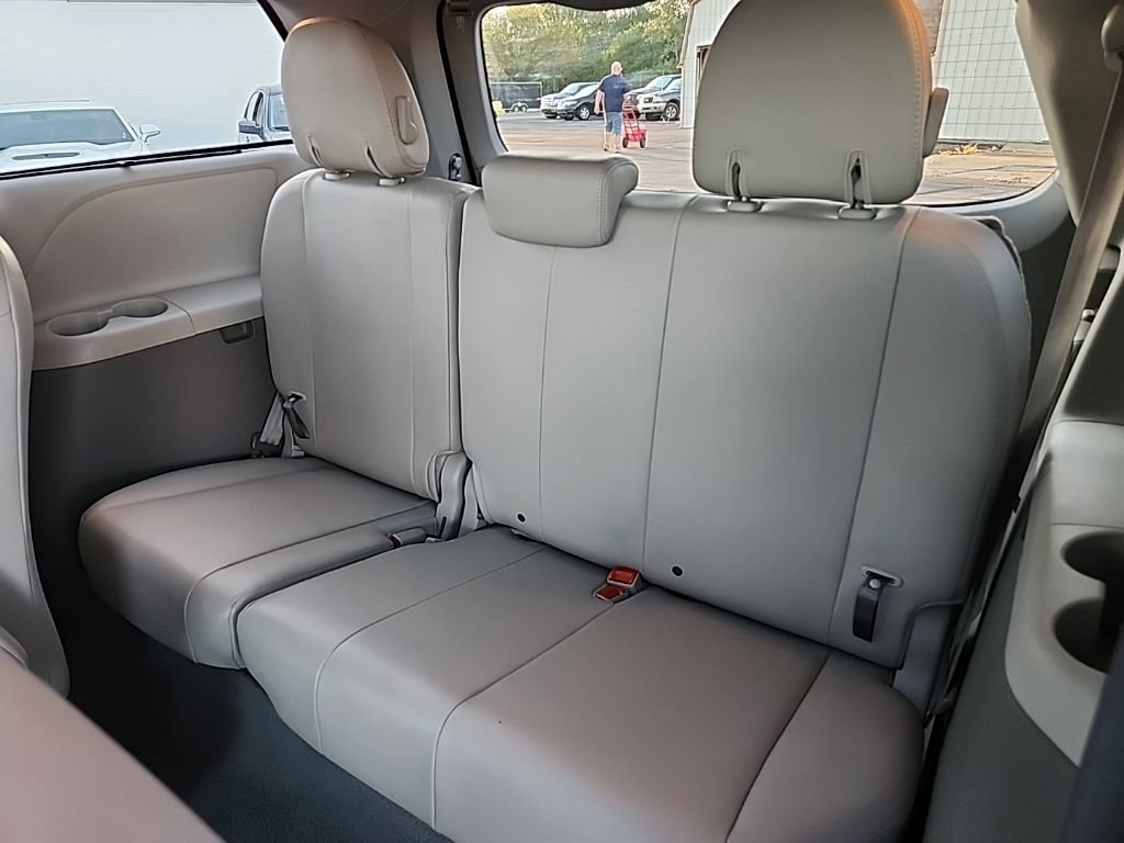 Used 2011 Toyota Sienna XLE FWD image 32