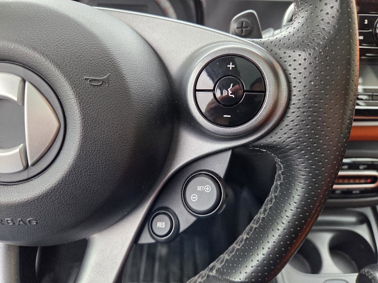 Used 2016 smart fortwo passion RWD image 20