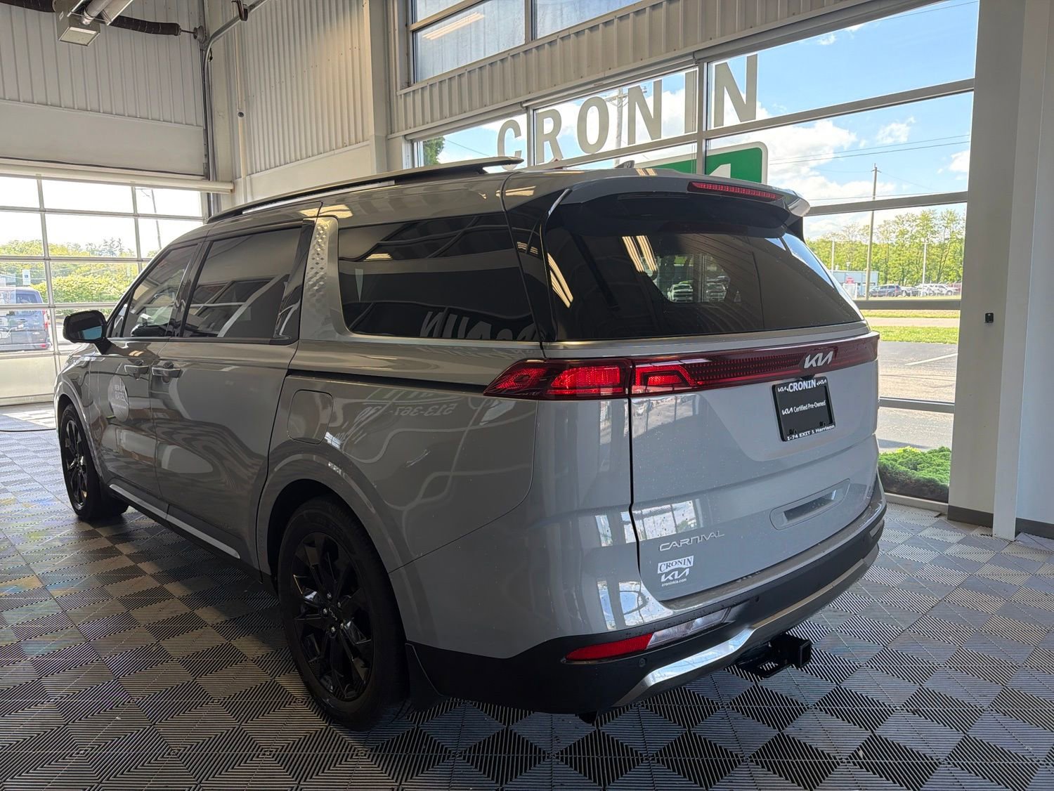 Used 2023 Kia Carnival SX FWD image 4