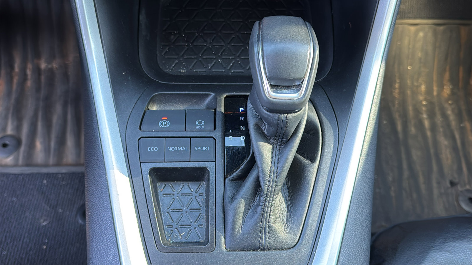 Used 2024 Toyota RAV4 XLE Premium image 17