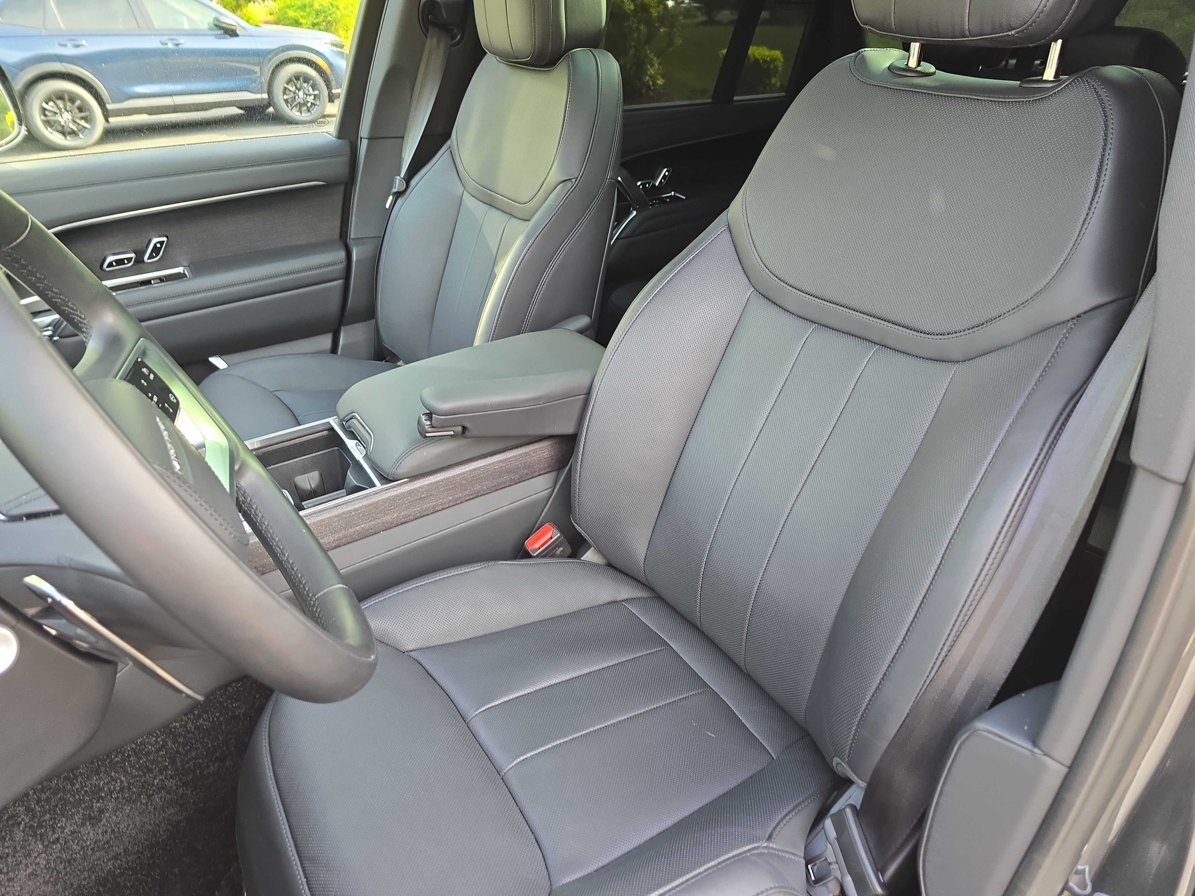 Used 2025 Land Rover Range Rover Long Wheelbase SE image 15