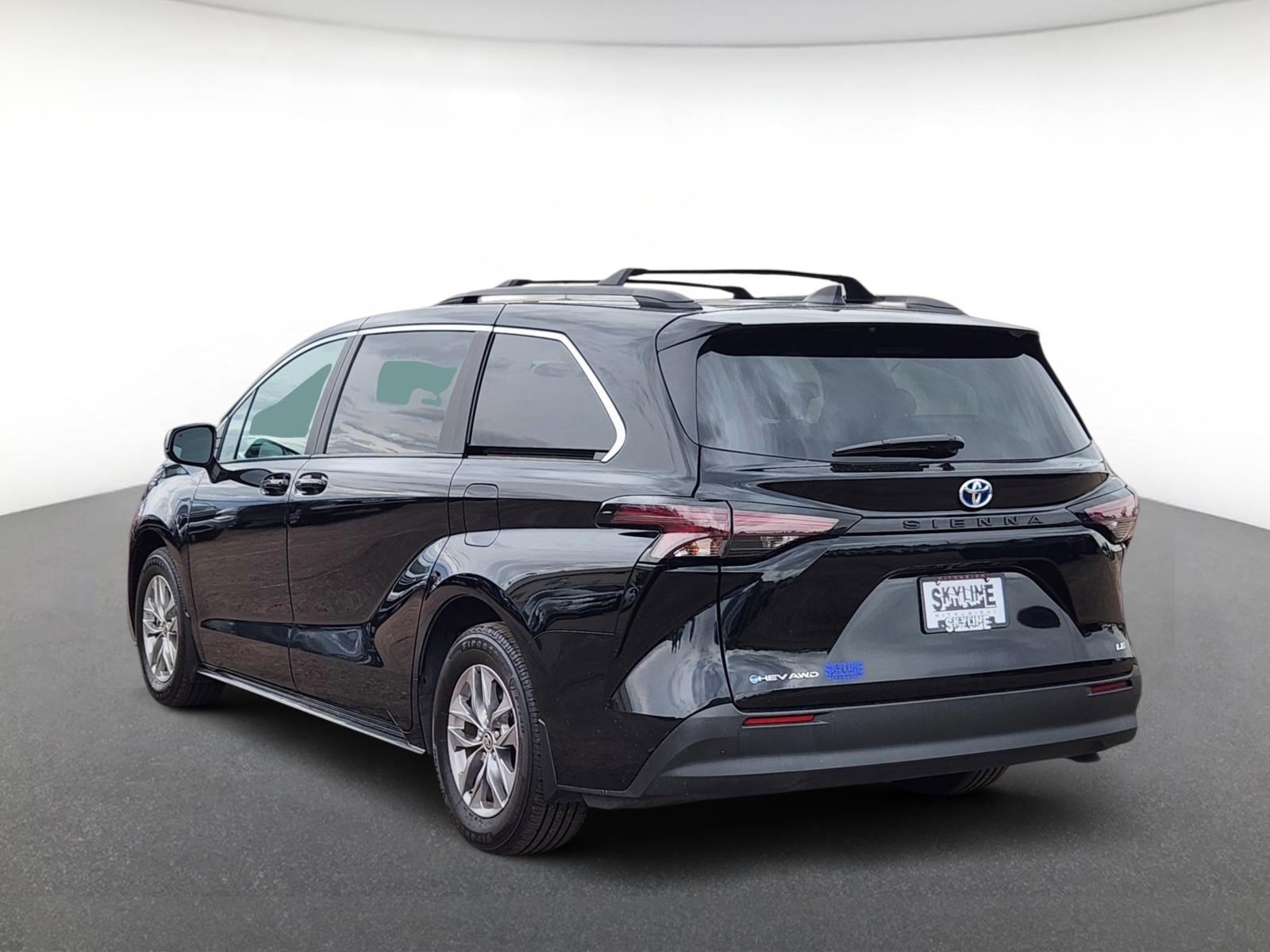 Used 2025 Toyota Sienna LE w/ LE Plus Package AWD/4WD image 4