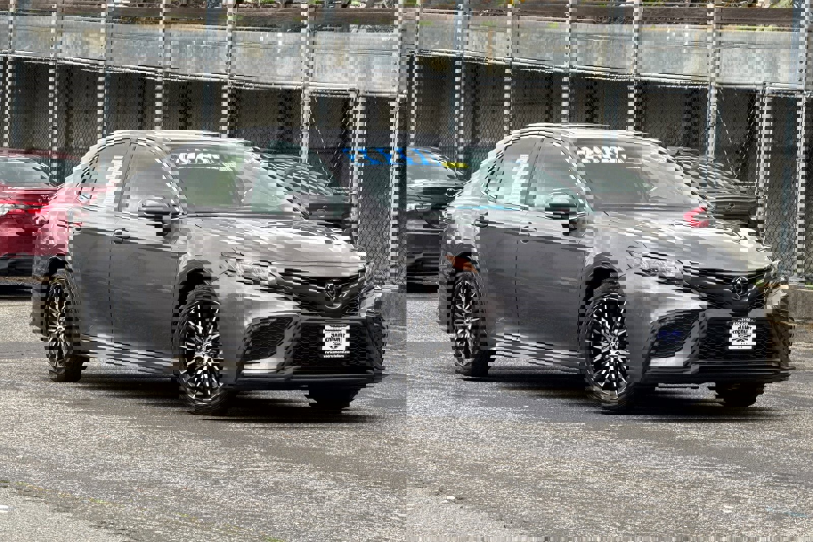 Used 2023 Toyota Camry SE image 2