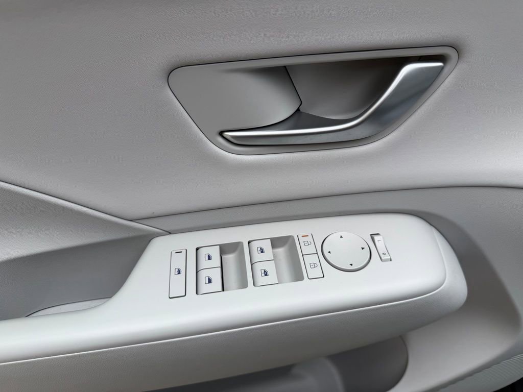 Used 2024 Hyundai Kona Limited FWD image 12