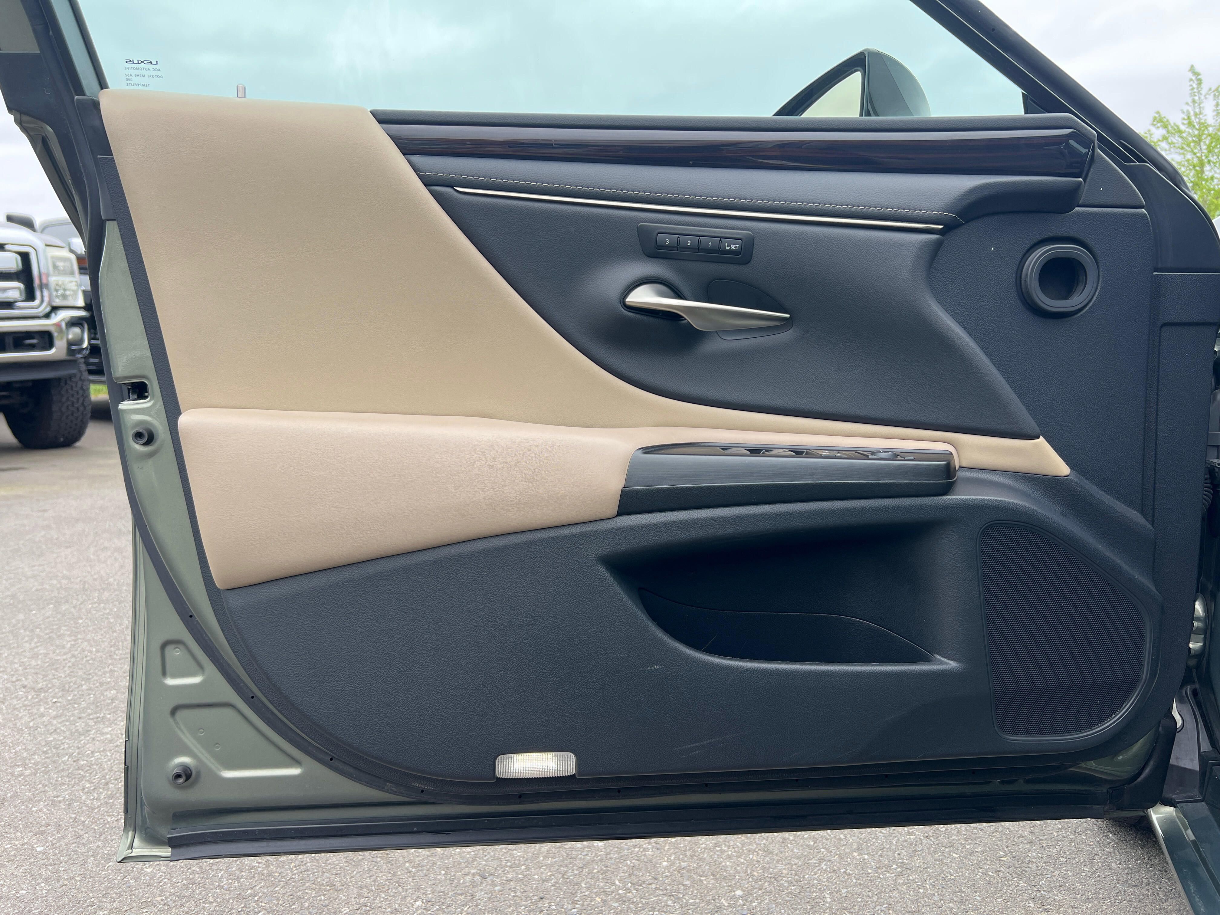 Used 2019 Lexus ES 350 w/ Premium Package FWD image 23