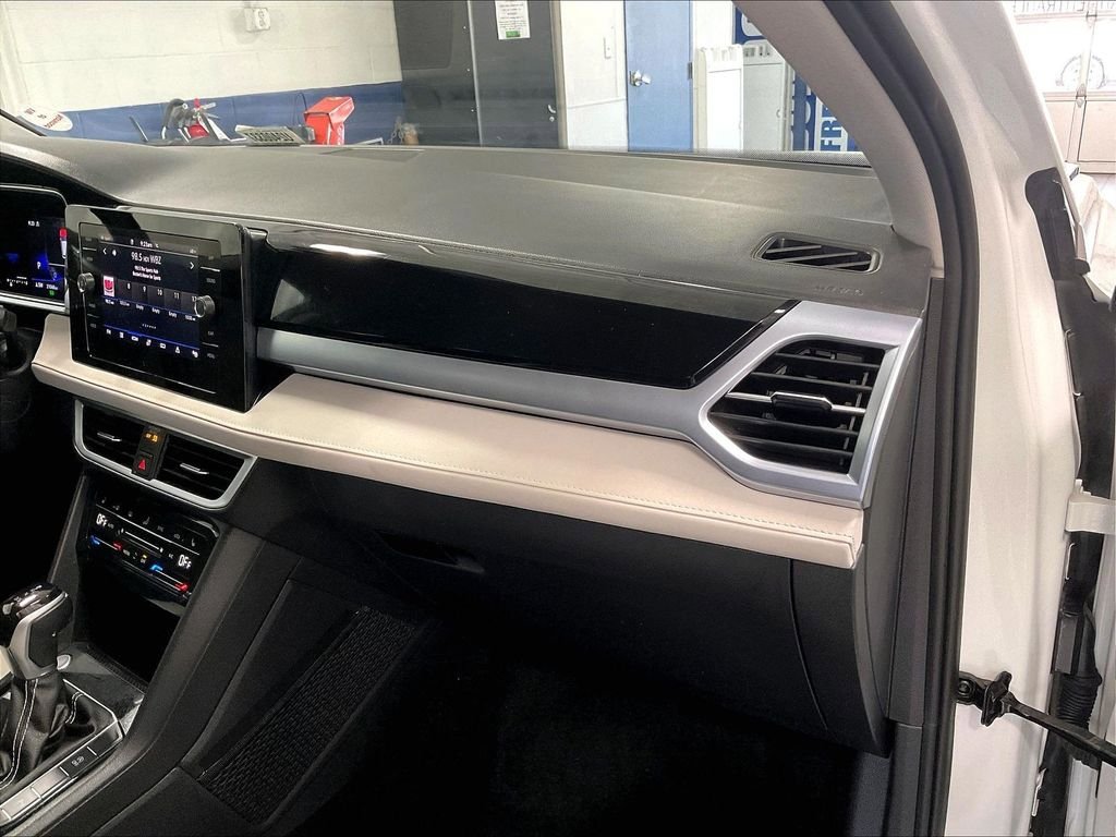 Used 2025 Volkswagen Taos SE AWD/4WD image 13