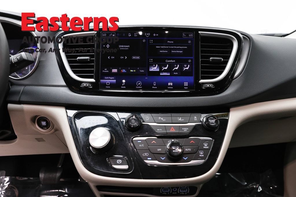 Used 2023 Chrysler Pacifica Touring-L FWD image 12