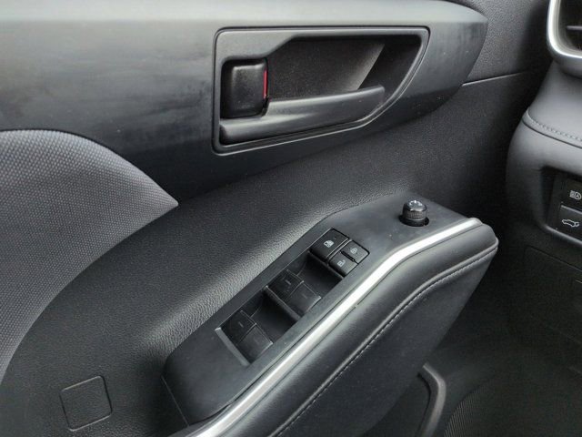 Used 2022 Toyota Highlander LE image 27