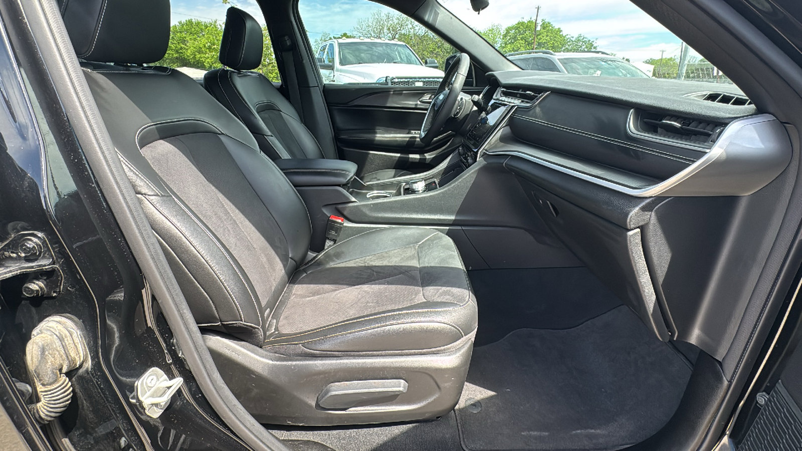 Certified 2024 Jeep Grand Cherokee L Altitude image 29