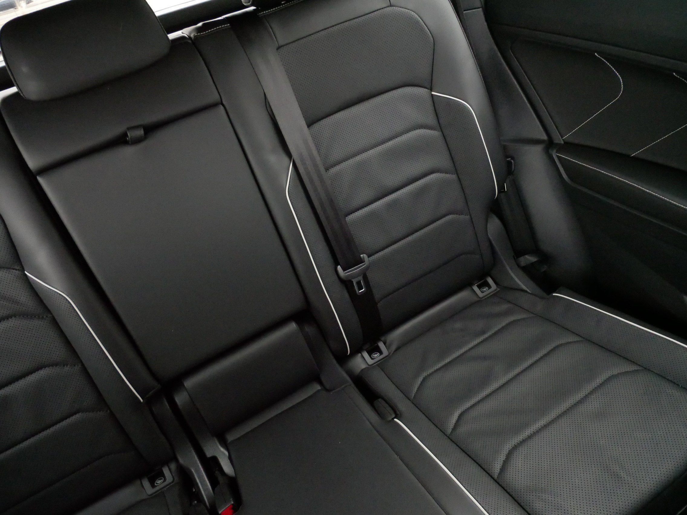 Used 2023 Volkswagen Tiguan SEL R-Line image 14