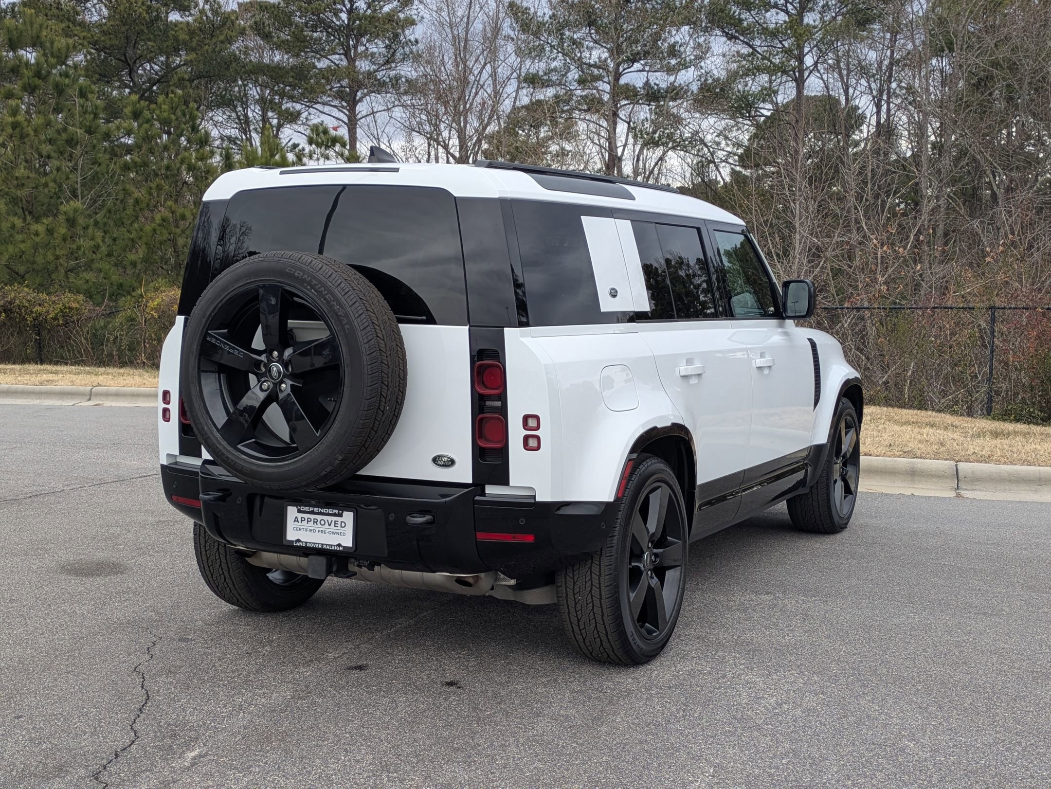 Certified 2023 Land Rover Defender 110 X-Dynamic SE image 5