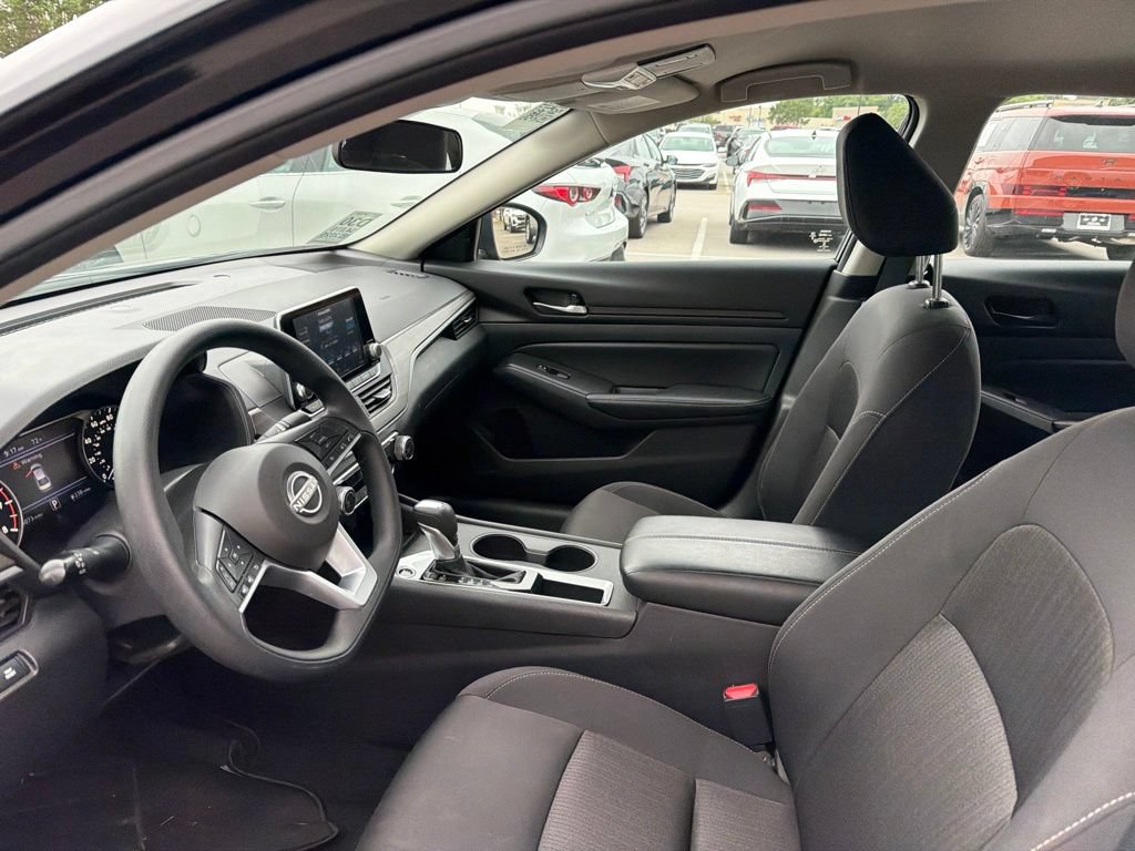 Used 2025 Nissan Altima 2.5 SV FWD image 18