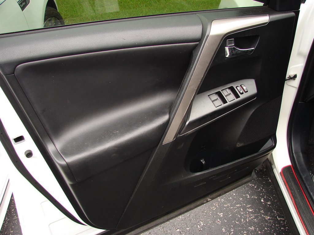Used 2018 Toyota RAV4 XLE image 5