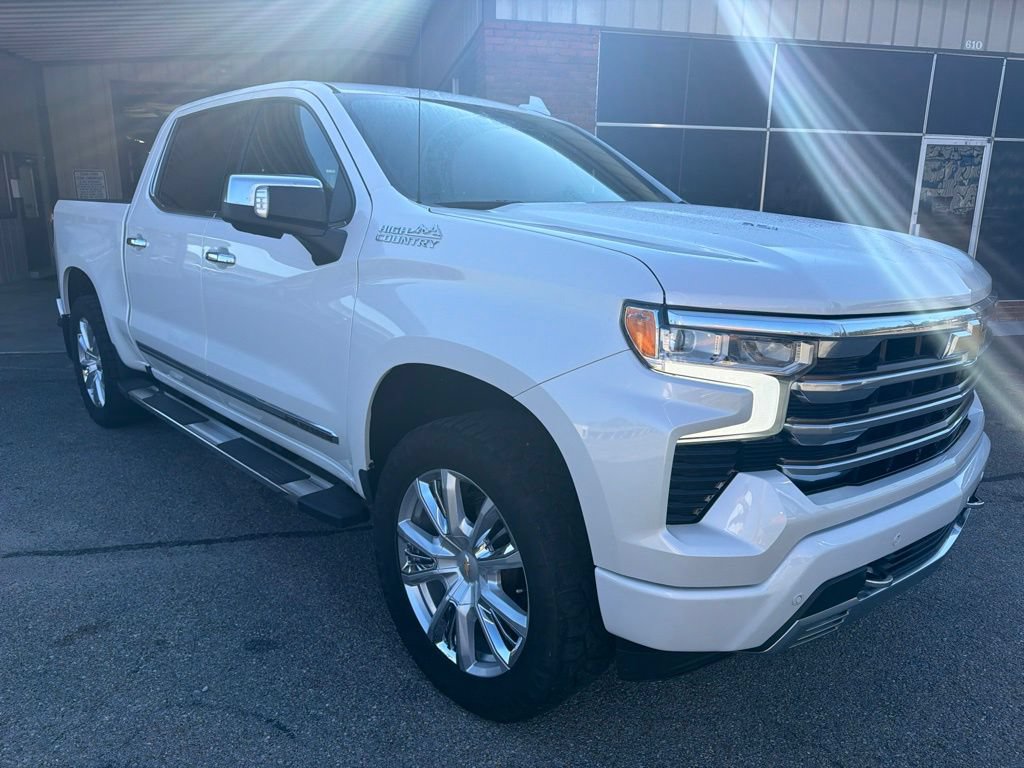 Used 2022 Chevrolet Silverado 1500 High Country w/ High Country Premium Package AWD/4WD image 3