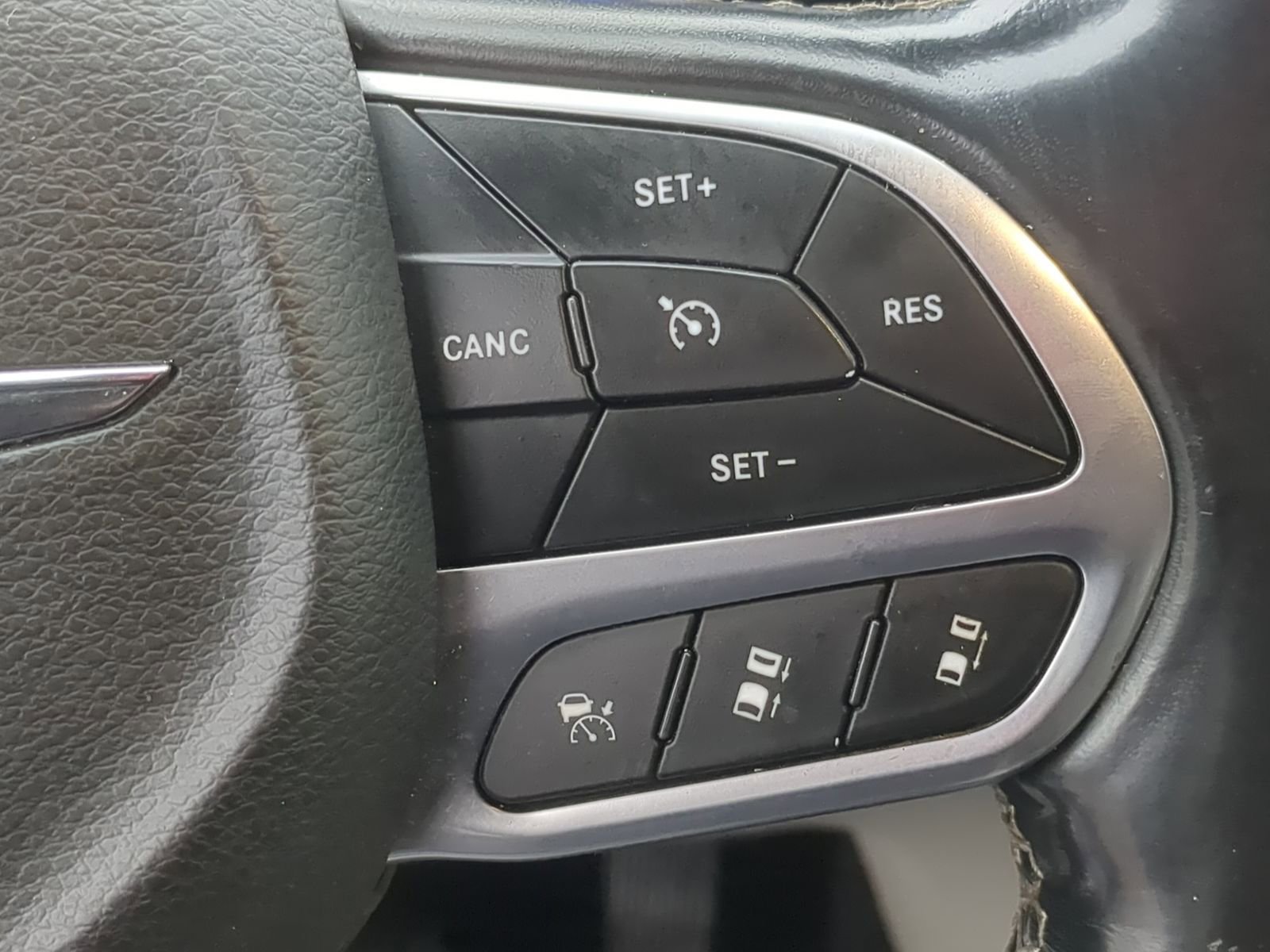 Used 2021 Chrysler Pacifica Touring-L FWD image 31