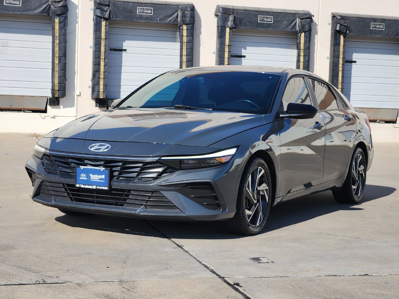 Used 2025 Hyundai Elantra Sport FWD image 2