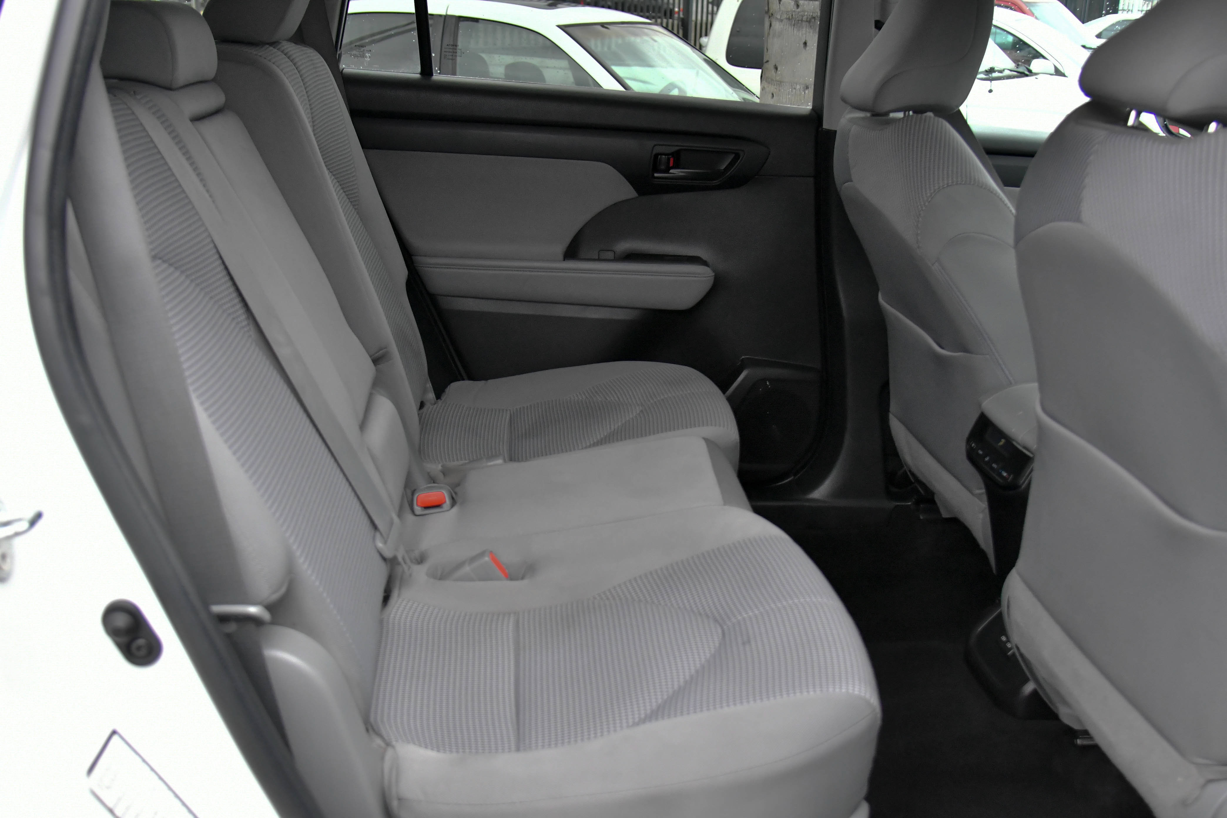 Used 2022 Toyota Highlander LE AWD/4WD image 42