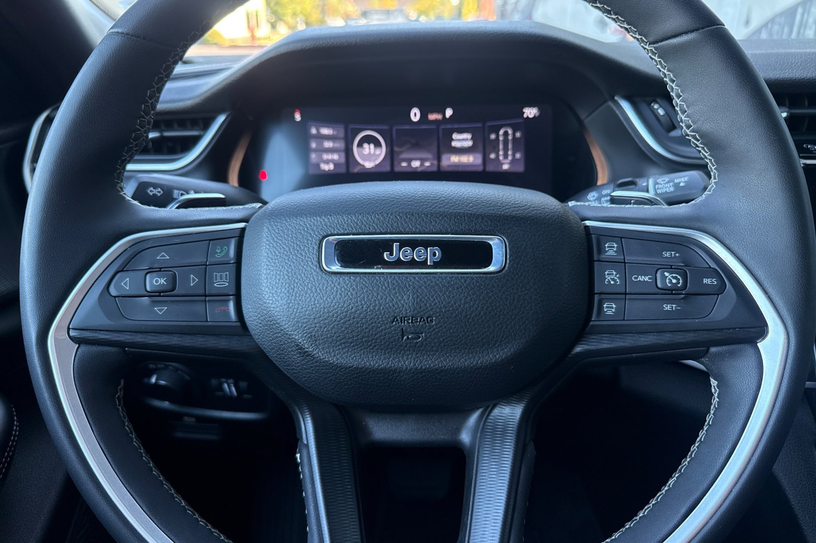 Used 2025 Jeep Grand Cherokee Altitude AWD/4WD image 23