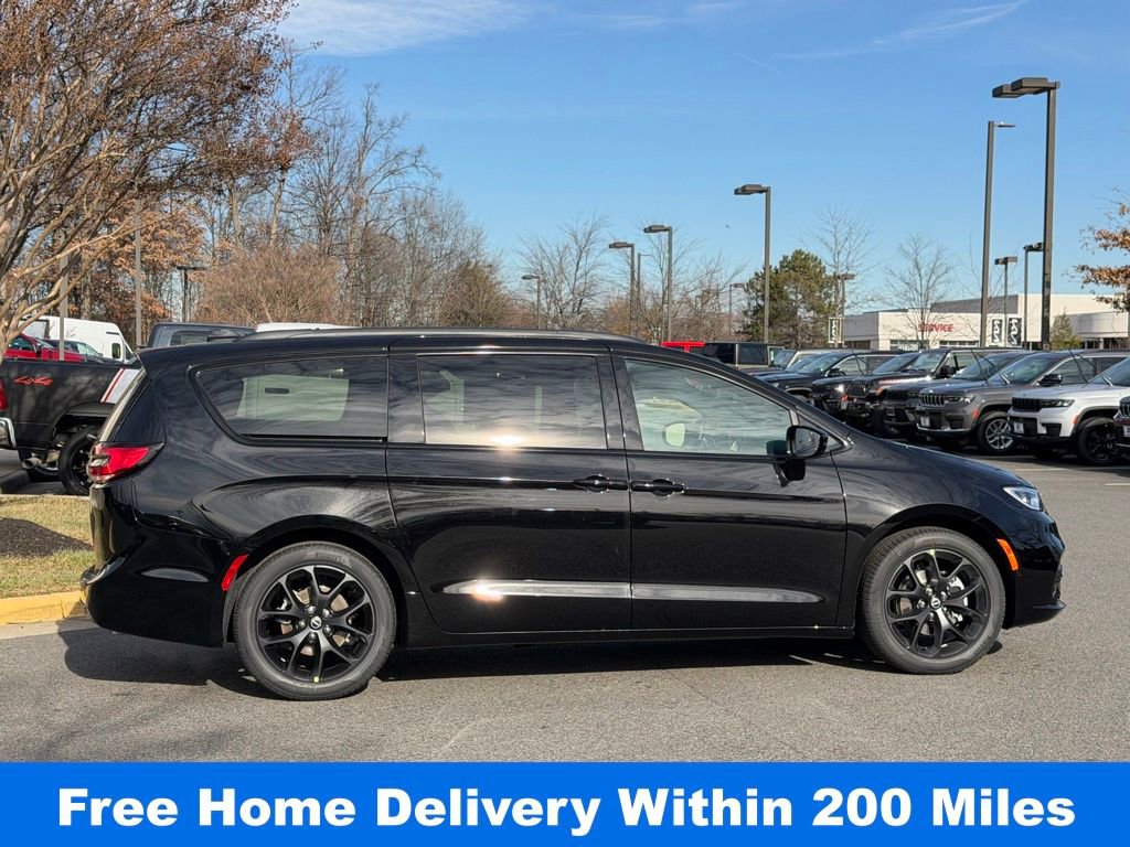 New 2026 Chrysler Pacifica Select w/ S Appearance Package image 4