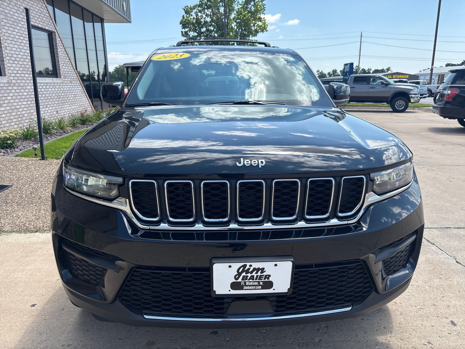 Used 2023 Jeep Grand Cherokee Laredo AWD/4WD image 6