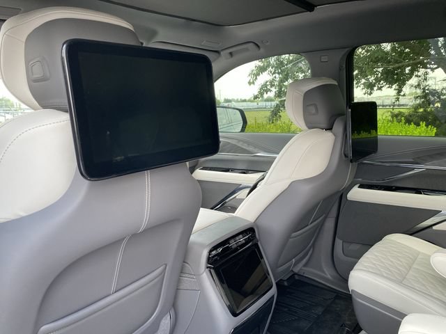 Certified 2026 Cadillac Escalade IQL Sport 1 w/ LPO, Floor Liner Package AWD/4WD image 36