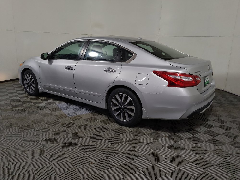 Used 2017 Nissan Altima 2.5 SV w/ Convenience Package FWD image 3