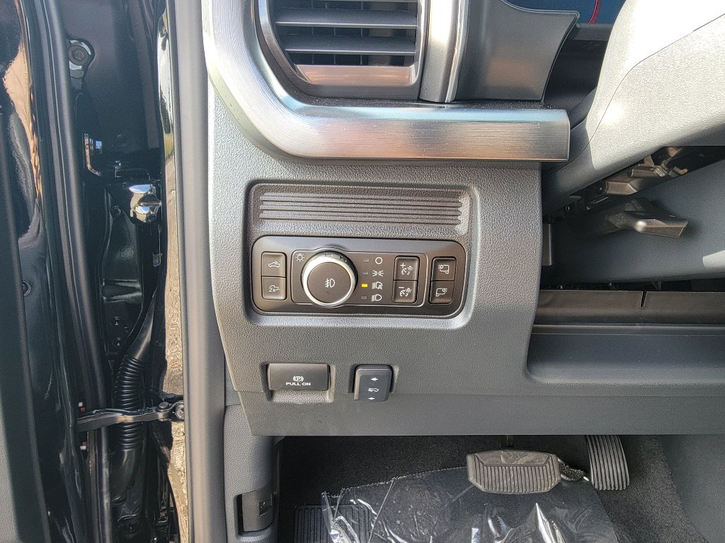 New 2025 Ford F250 Lariat w/ Black Appearance Package image 18