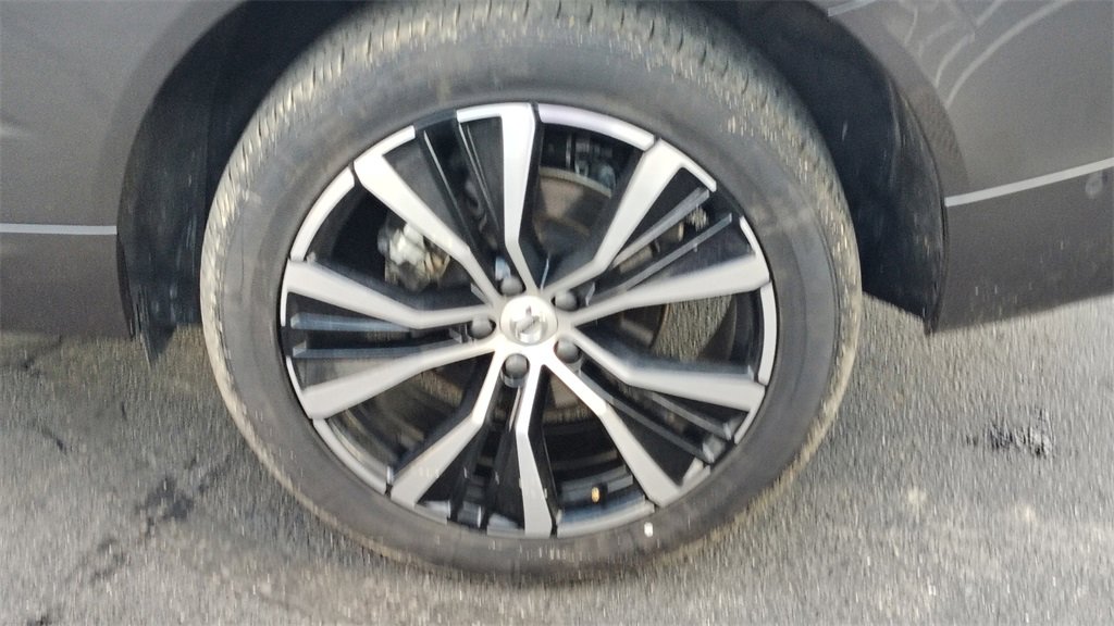 Certified 2025 Volvo XC60 B5 Plus image 27