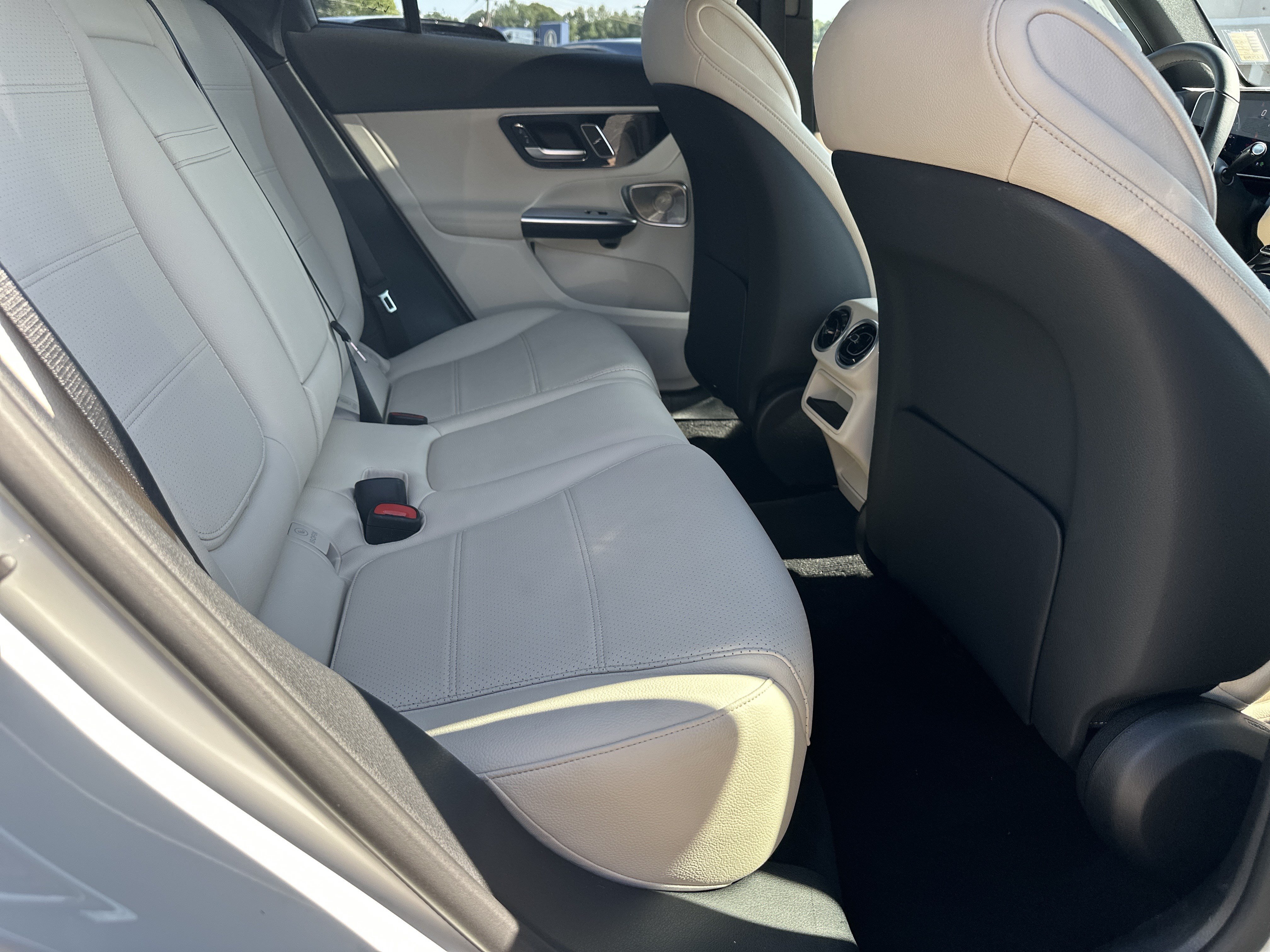 Used 2025 Mercedes-Benz GLC 300 image 17