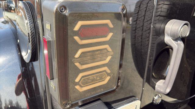 Used 2017 Jeep Wrangler Unlimited Rubicon w/ Connectivity Group image 11