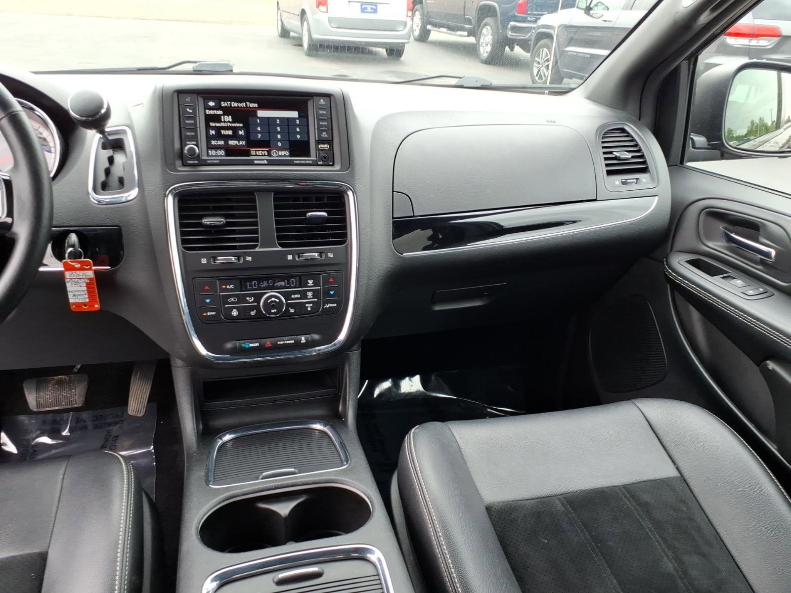Used 2017 Dodge Grand Caravan SXT w/ Driver Convenience Group FWD image 15