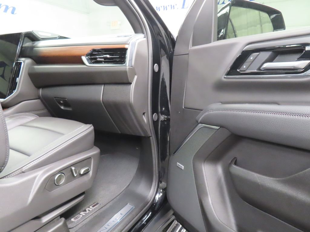 Used 2025 GMC Yukon Denali w/ Sun & Power Step Package image 31