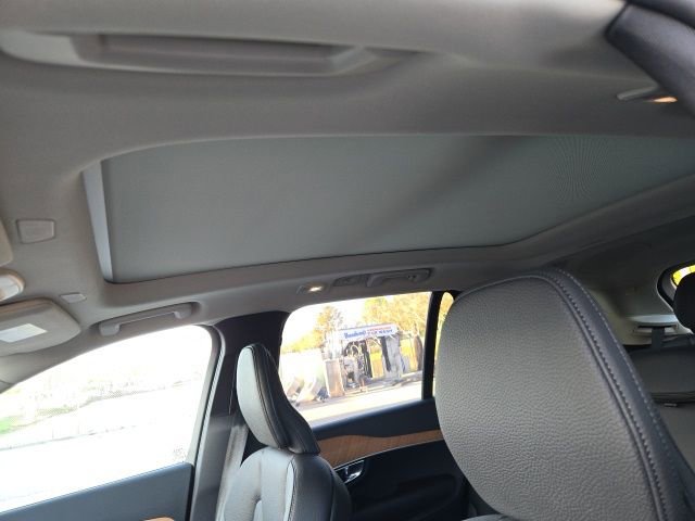 Used 2025 Volvo XC90 B5 Plus w/ Protection Package Premier image 17