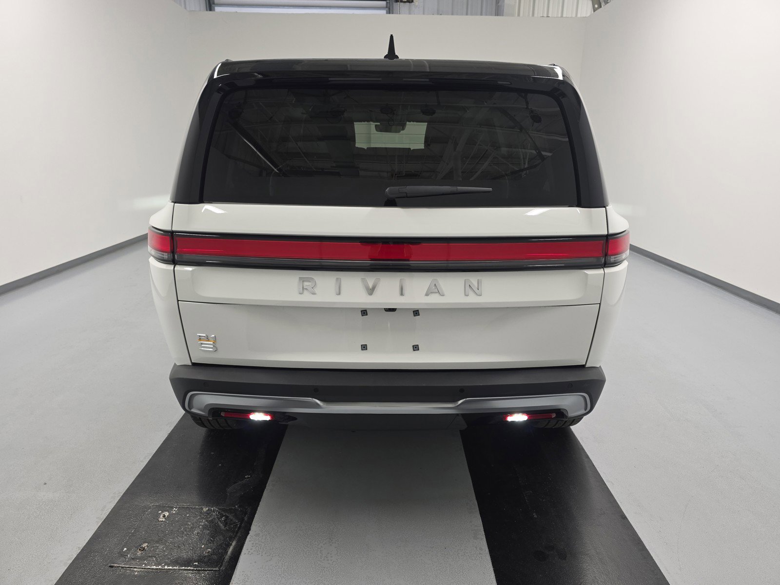 Used 2024 Rivian R1S Adventure image 4