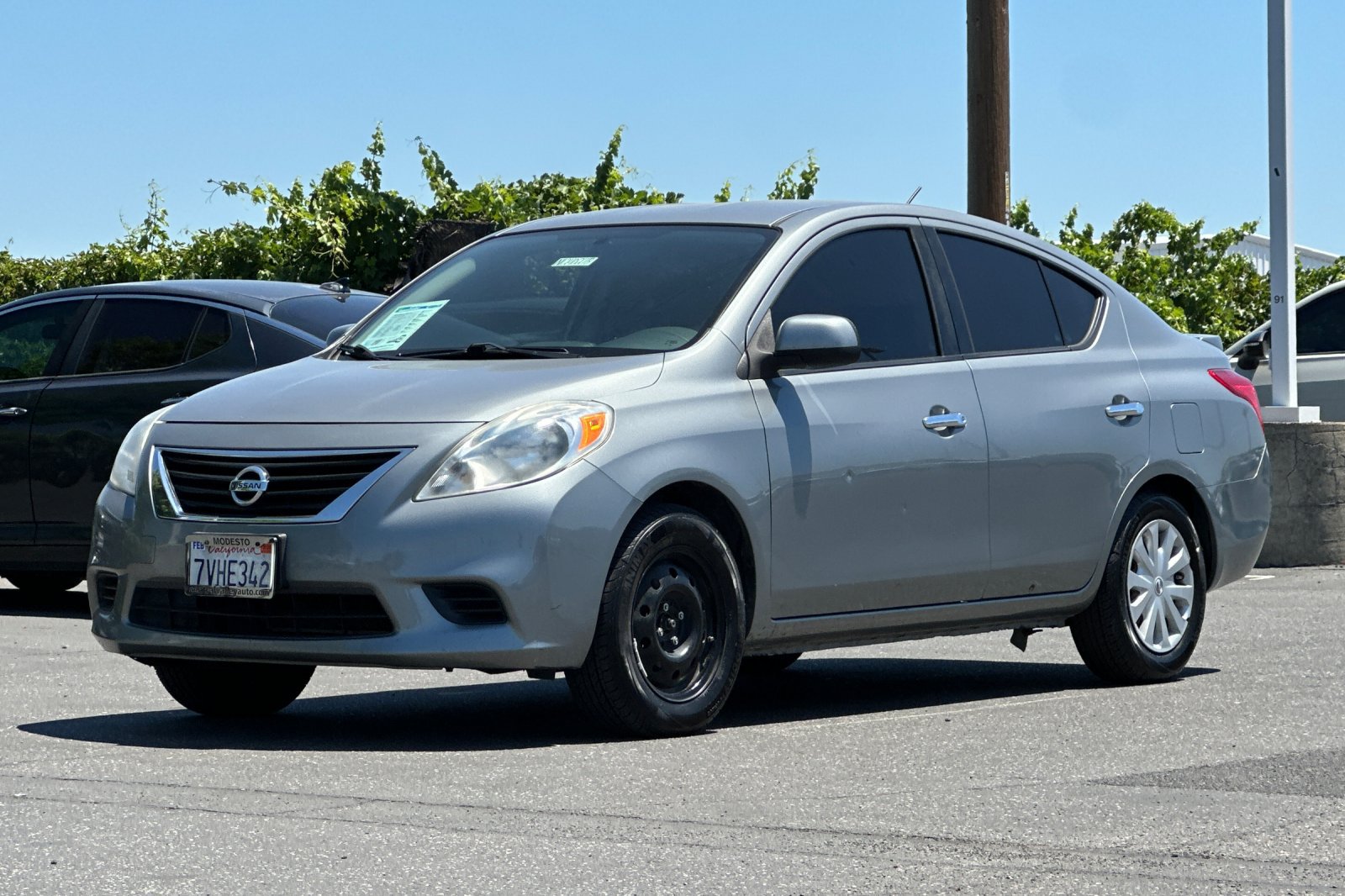 Used 2014 Nissan Versa SV FWD image 8