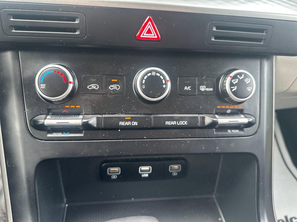 Used 2023 Kia Carnival LX image 13