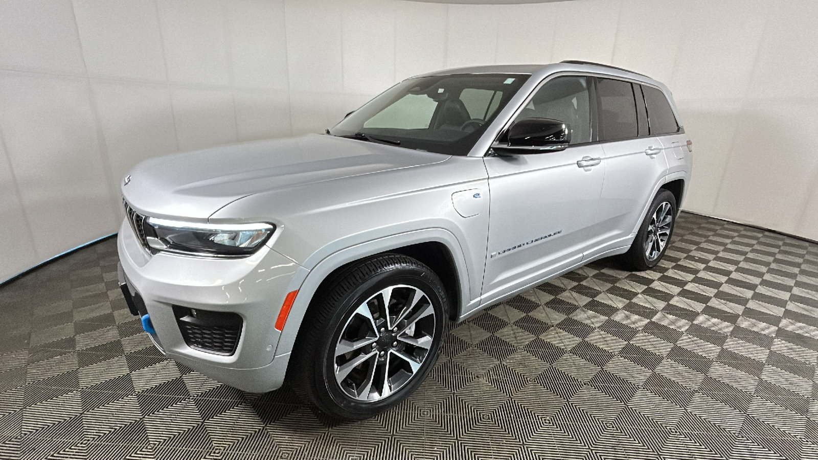 Used 2023 Jeep Grand Cherokee Overland AWD/4WD image 7