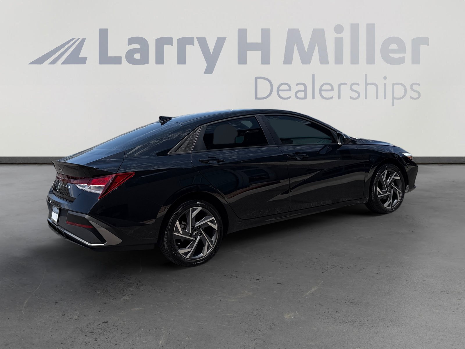 Used 2025 Hyundai Elantra Sport w/ Cargo Package FWD image 5