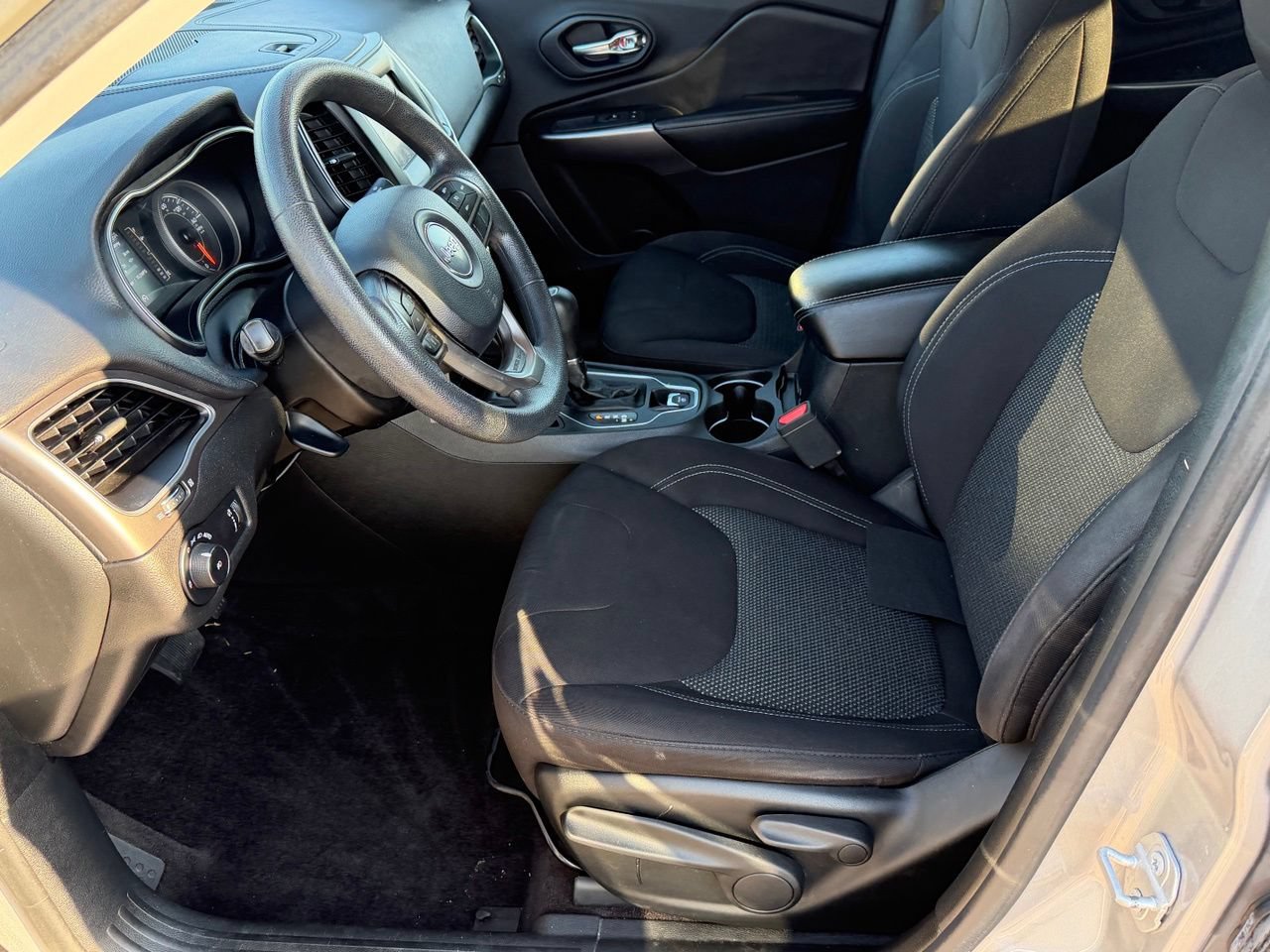 Used 2019 Jeep Cherokee Latitude w/ Popular Appearance Group FWD image 26