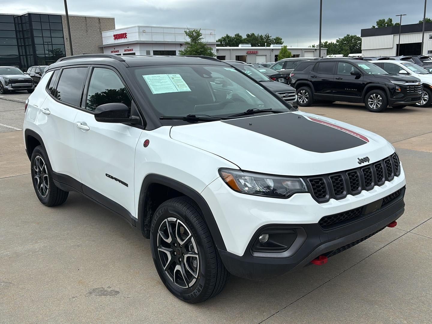Used 2025 Jeep Compass Trailhawk AWD/4WD image 1