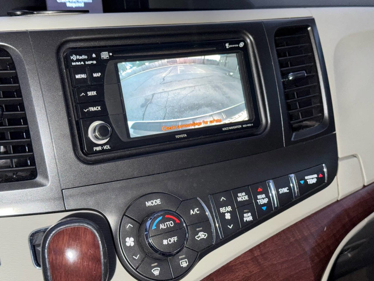 Used 2014 Toyota Sienna XLE FWD image 25