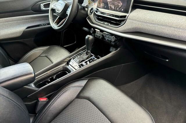 Used 2024 Jeep Compass Latitude image 13